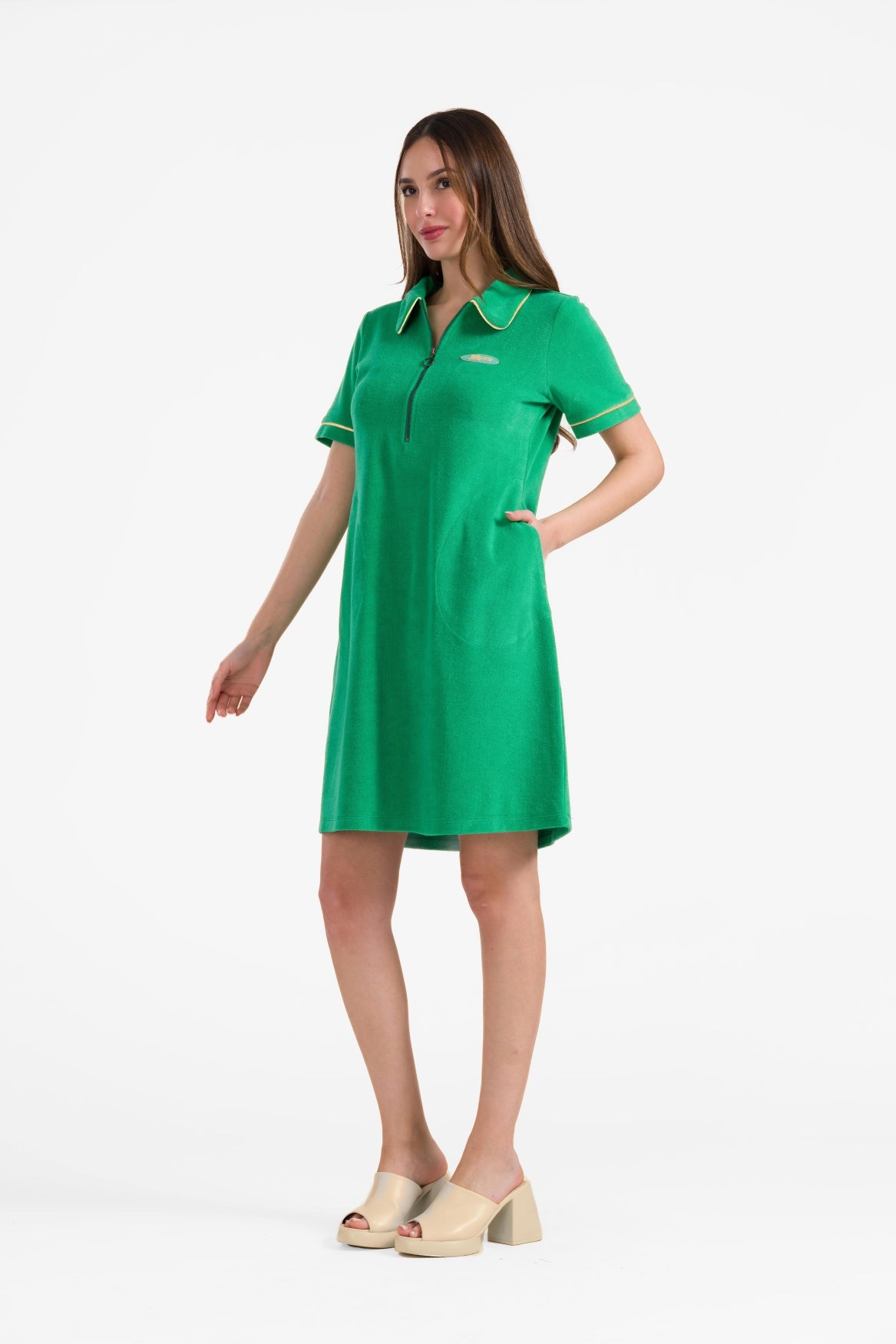 Silbernes Kleid mit kurzen Ärmeln | Grün